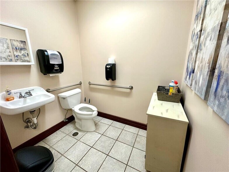 More Photos Of 909-921 Lake Land Blvd, Mattoon Office For Sale