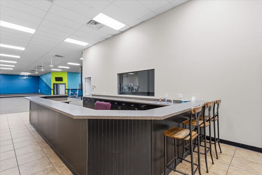More Photos Of 15043 Main St, Alachua Showroom For Sale