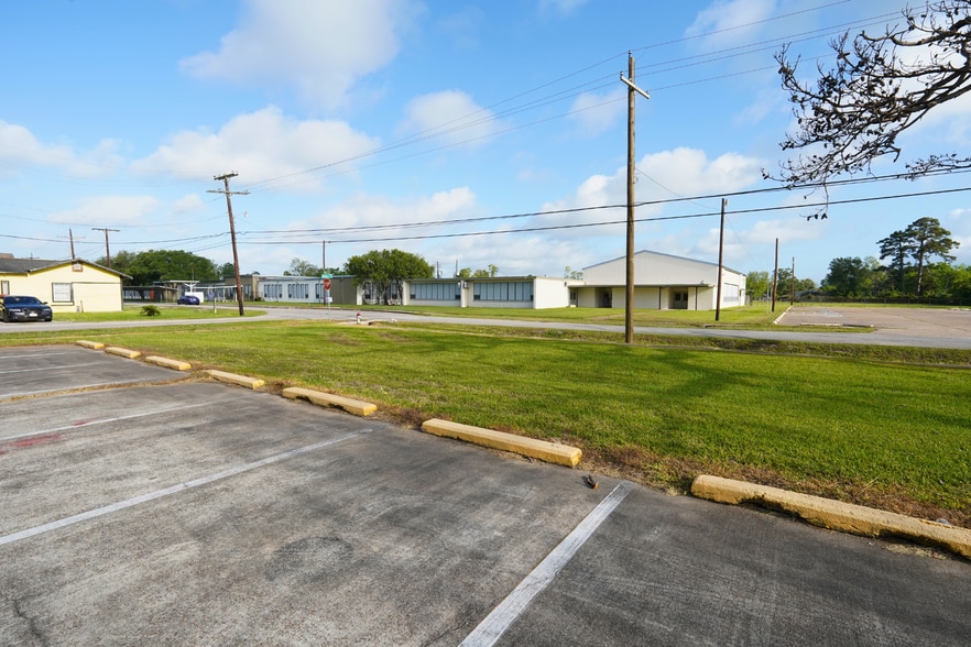 More Photos Of 1900 Pope St, Beaumont Flex For Lease