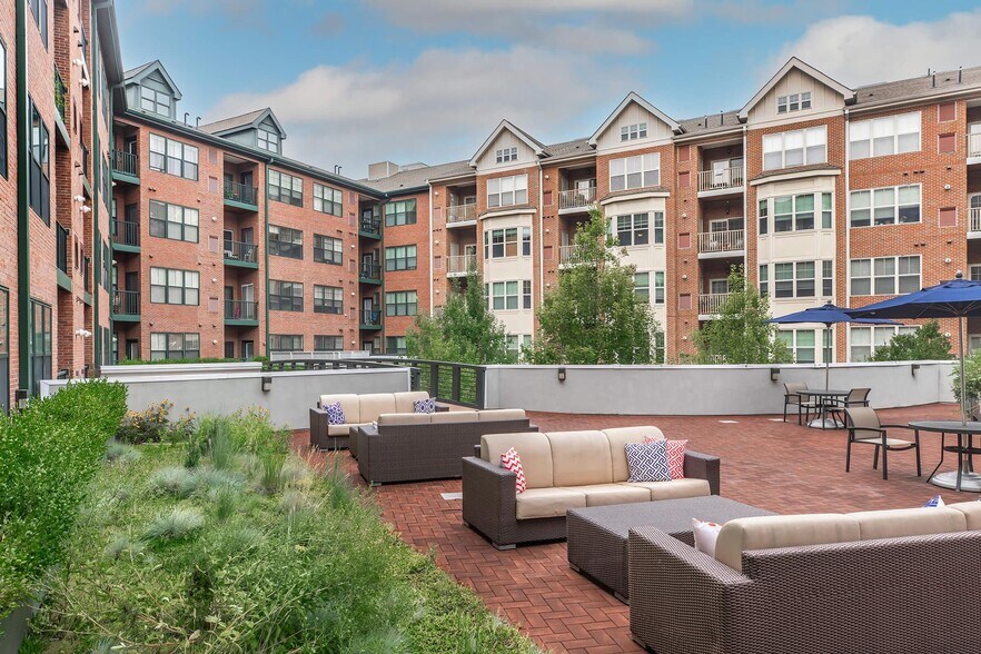 More Photos Of 515 West Ave, Norwalk Unknown For Lease