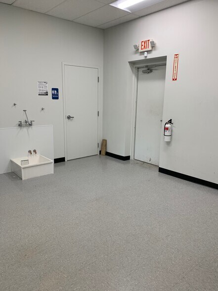 More Photos Of 10976-11032 Cedar Lake Rd, Minnetonka Freestanding For Lease