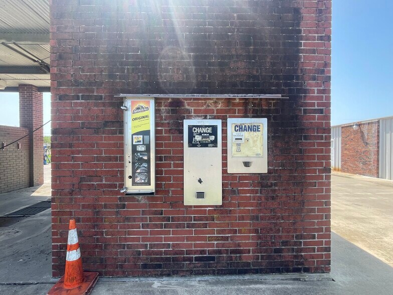 More Photos Of 931 E Dallas Ave, Cooper Self Storage For Sale