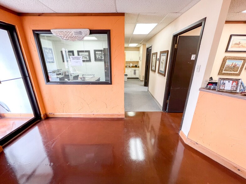 More Photos Of 1001-1009 W Industrial Ave, Midland Warehouse For Lease