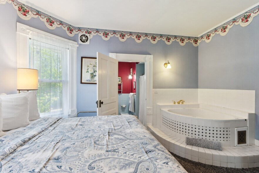 More Photos Of 910 River Rd, Wisconsin Dells Hotel For Sale