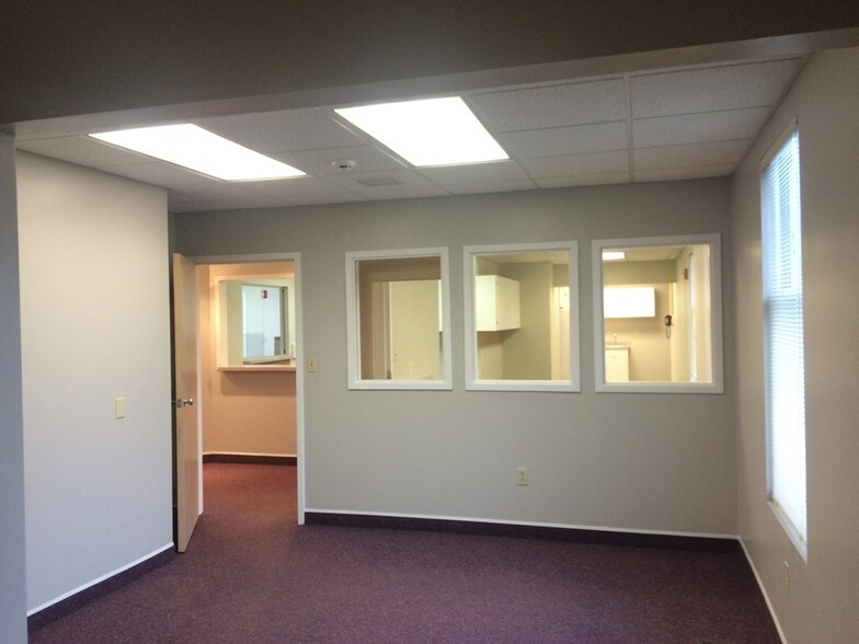 More Photos Of 8790 E Market St, Warren Medical For Sale