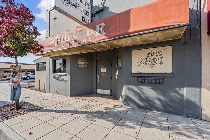 More Photos Of 217 E Pine St, Central Point General Retail For Sale