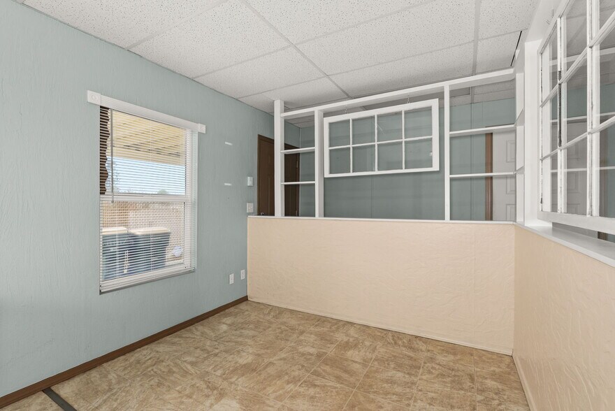 More Photos Of 1017 W Main St, Centralia Flex For Sale