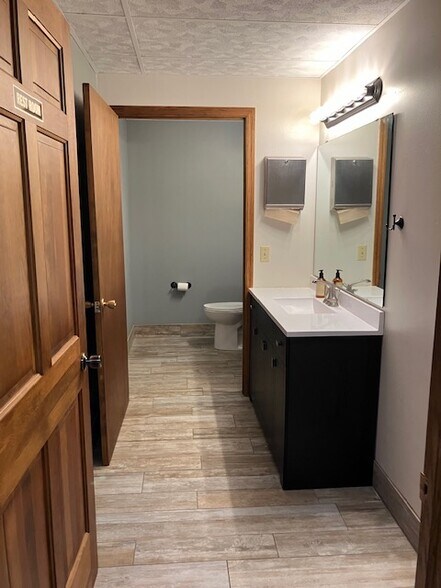 More Photos Of 1305 Chestnut St, West Bend Medical For Lease