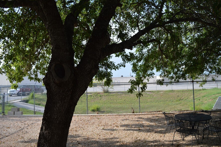 More Photos Of 242 Trade Center Dr, New Braunfels Warehouse For Lease