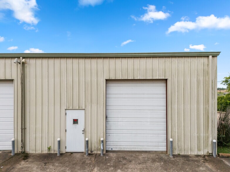 More Photos Of 8019 FM 517 Rd W, Dickinson Showroom For Lease