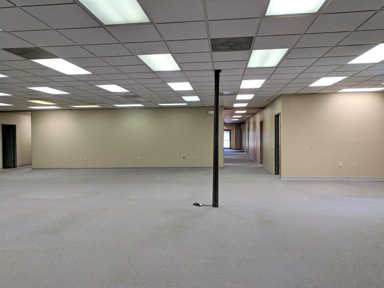 More Photos Of 901 W Main St, El Paso Office For Sale