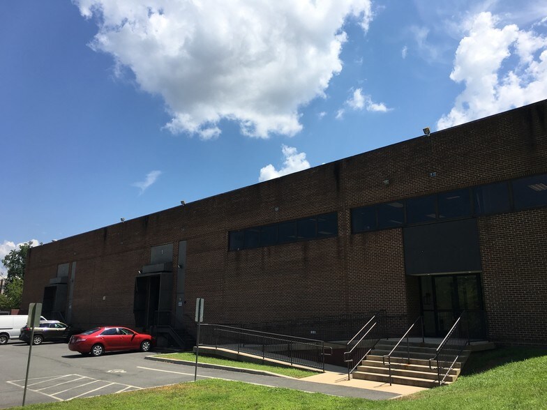 Primary Photo Of 831 Follin Ln SE, Vienna Flex For Lease