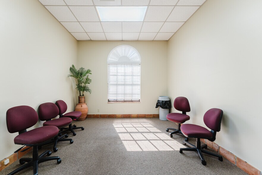 More Photos Of 2120 N Dixie Hwy, Boca Raton Unknown For Lease