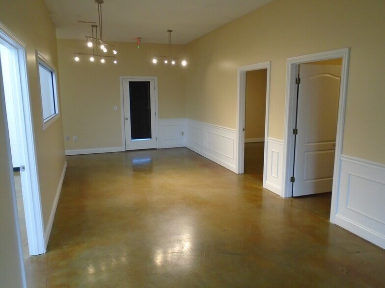 More Photos Of 2176 N Fox Hollow Dr, Nixa Warehouse For Lease