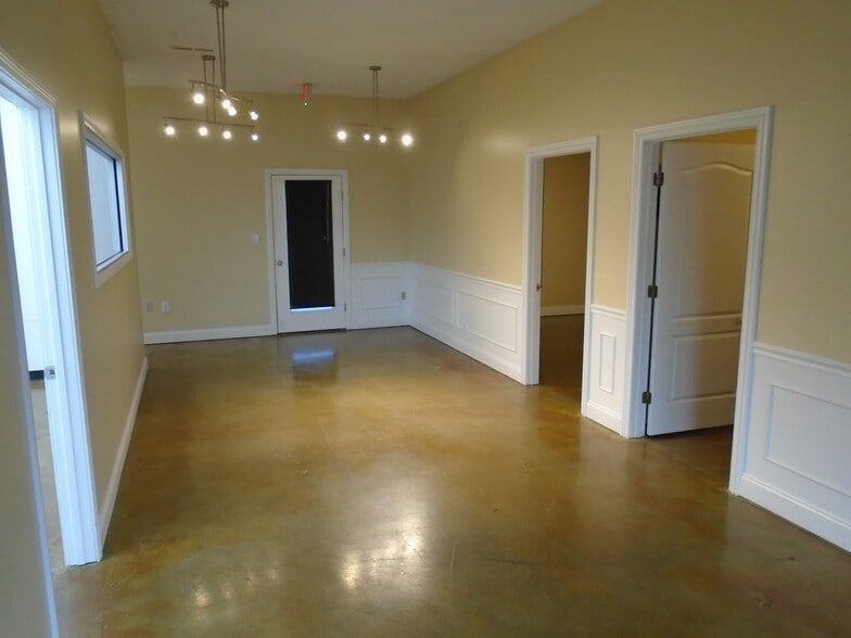 More Photos Of 2176 N Fox Hollow Dr, Nixa Warehouse For Lease