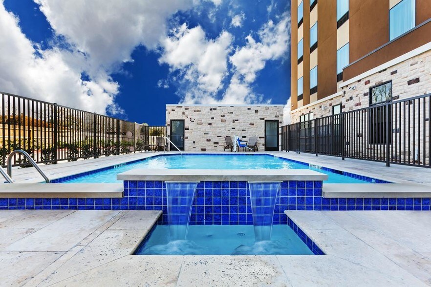 More Photos Of 19108 Moon Trail Dr, Humble Hotel For Sale