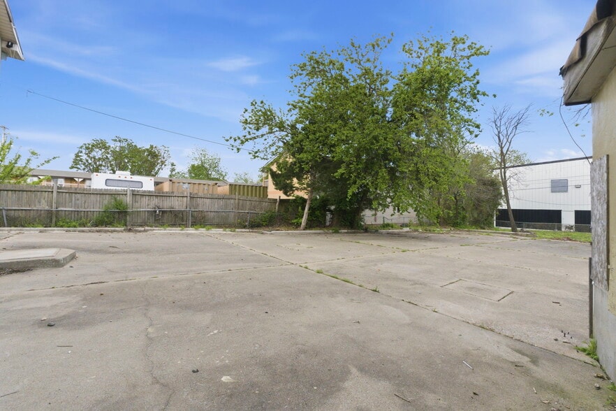 More Photos Of 2122 S Glenstone Ave, Springfield Freestanding For Sale