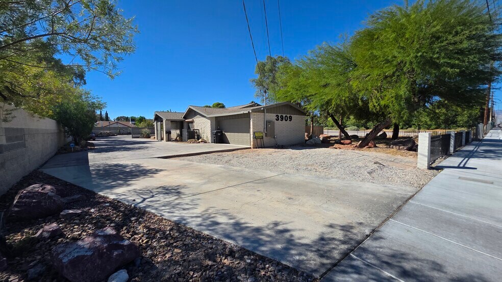 More Photos Of 3909 Vegas Dr, Las Vegas Office For Sale
