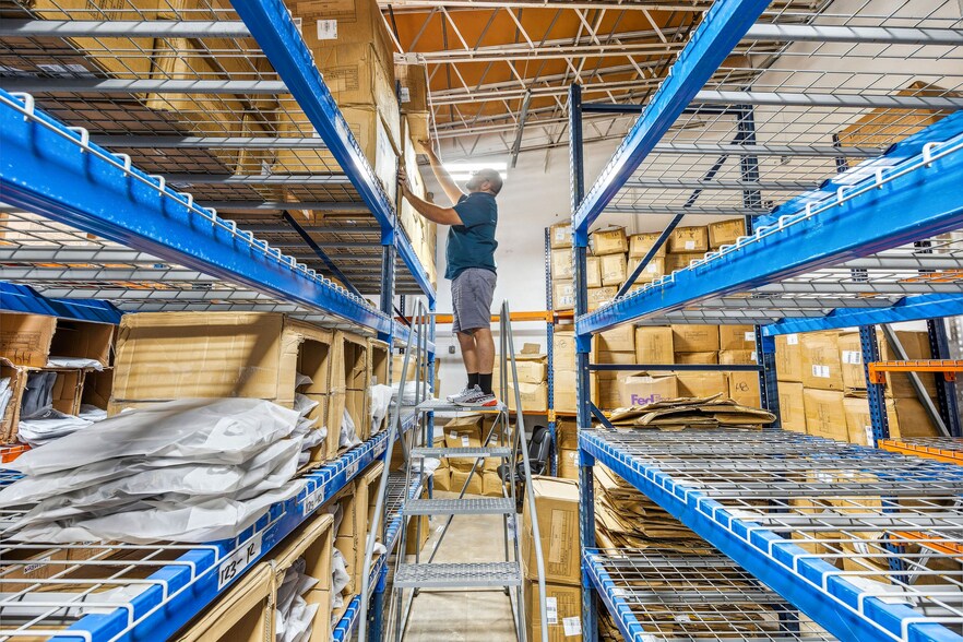 More Photos Of 301 W Hintz Rd, Wheeling Warehouse For Lease