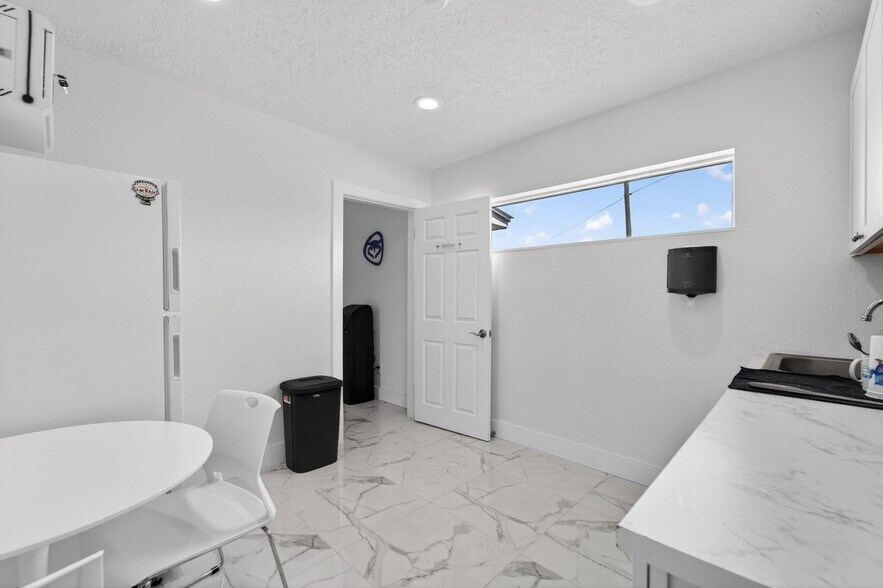 More Photos Of 1233 Bartow Rd, Lakeland Office For Sale