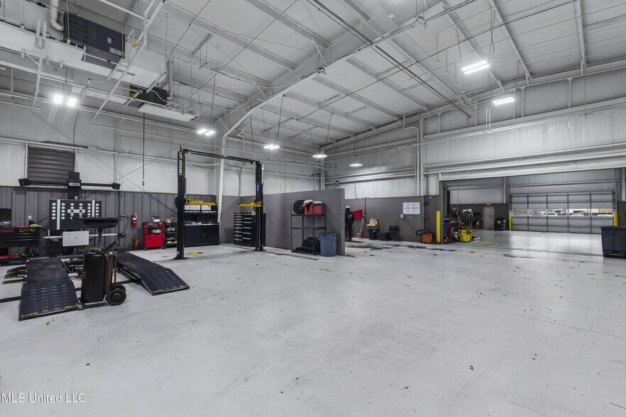 More Photos Of 5385 N I 55 St, Jackson Auto Dealership For Sale