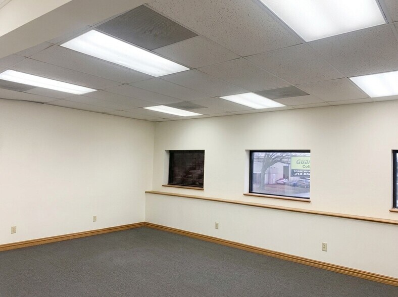 More Photos Of 11211 Ables Ln, Dallas Flex For Lease