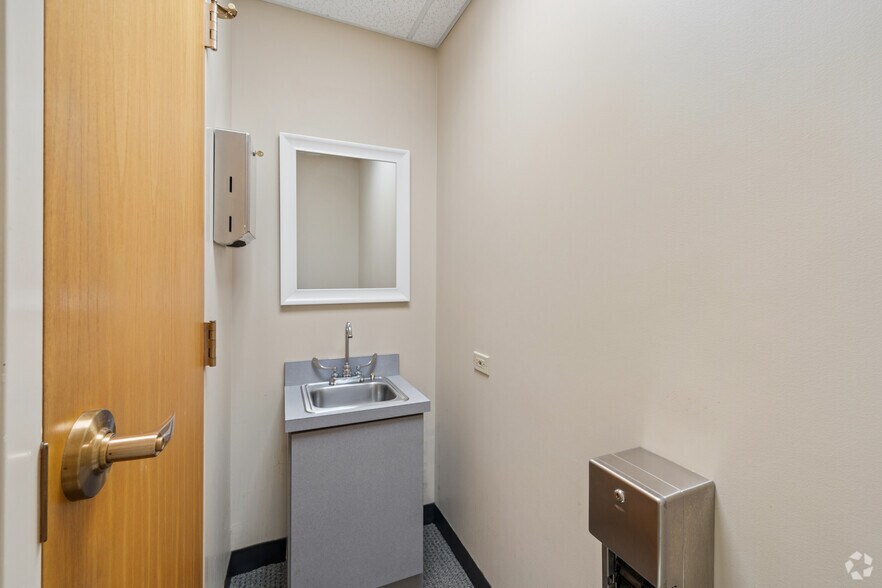 More Photos Of 111 N Wabash Ave, Chicago Office For Sale