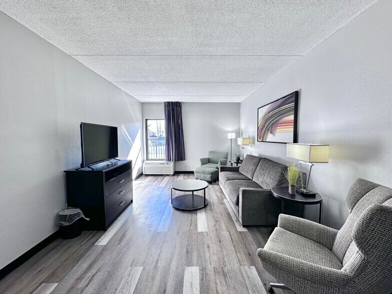 More Photos Of 2075 Highway 192 W, London Hotel For Sale