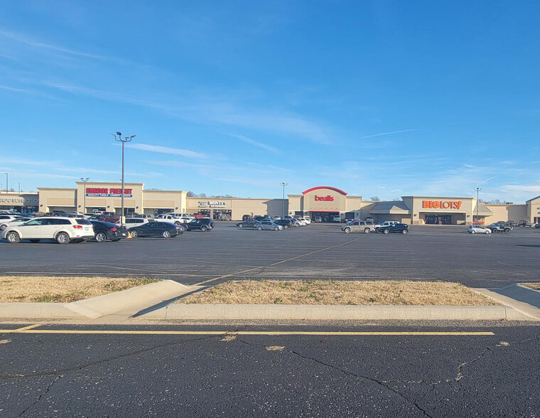 Primary Photo Of 1301-1425 Southern Hills Ctr, West Plains Freestanding For Lease