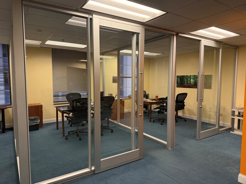 More Photos Of 211 W Wacker Dr, Chicago Office For Lease