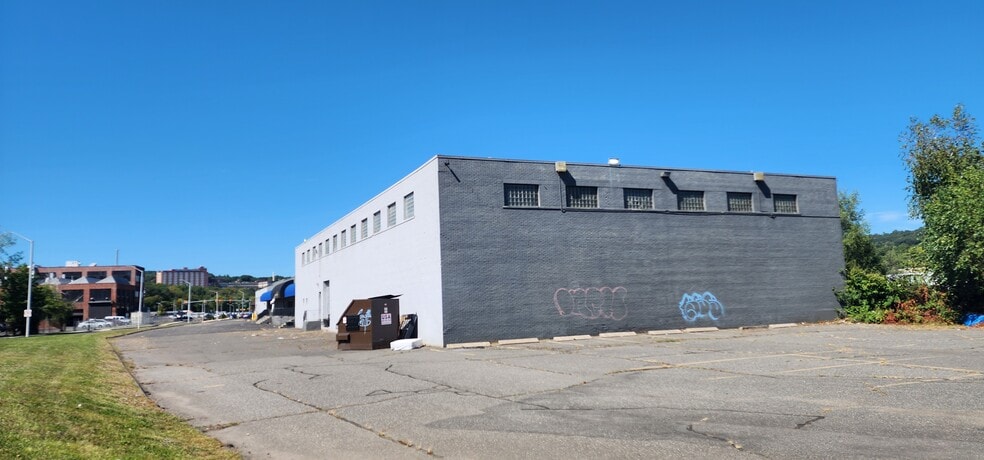 More Photos Of 195 Freight St, Waterbury Bar For Sale