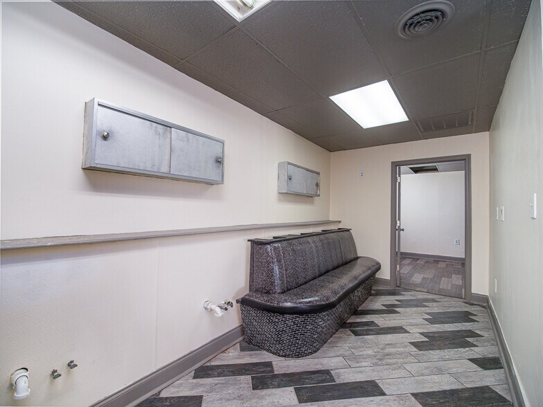 More Photos Of 916 Hempstead Dr, Cincinnati General Retail For Lease