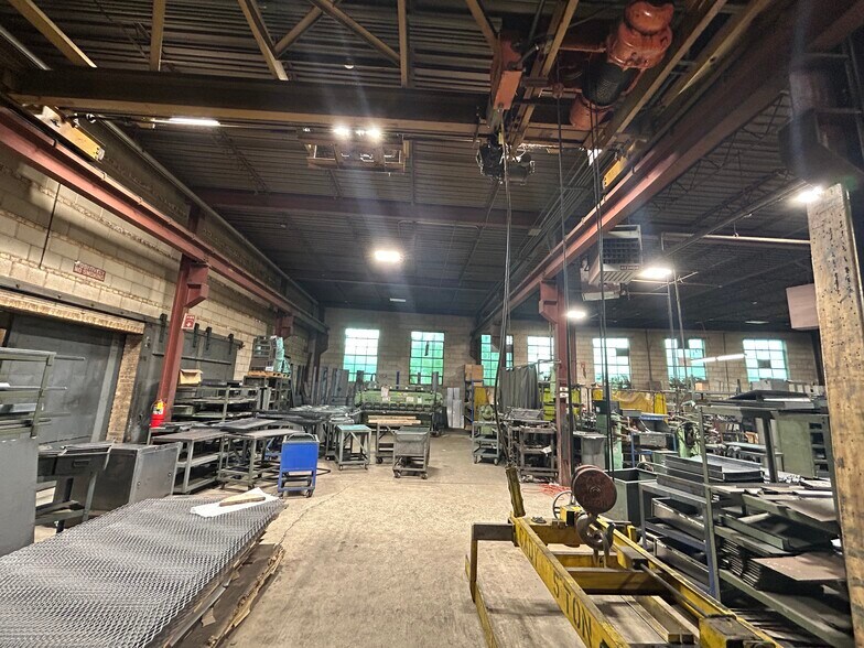 More Photos Of 5504 N Northwest Hwy, Chicago Manufacturing For Sale