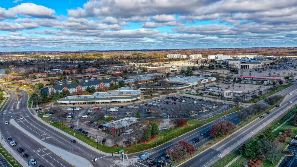 More Photos Of 220-290 Hawthorn Rd, Vernon Hills Unknown For Lease