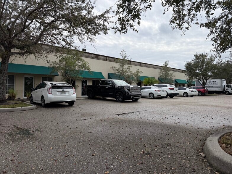 More Photos Of 1076 Business Ln, Naples Showroom For Sale