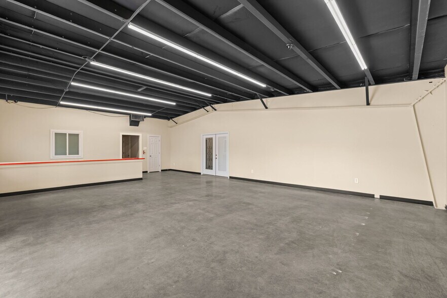 More Photos Of 10063 US-72, Rogersville Warehouse For Lease