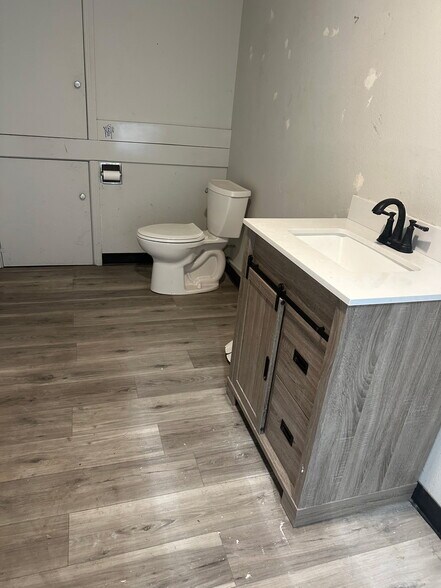 More Photos Of 1420 NE 1st St, Bend Warehouse For Lease