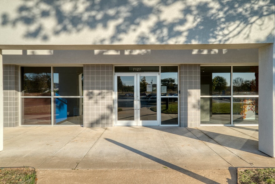More Photos Of 7127-7133 Riverside Pky, Tulsa Office For Sale