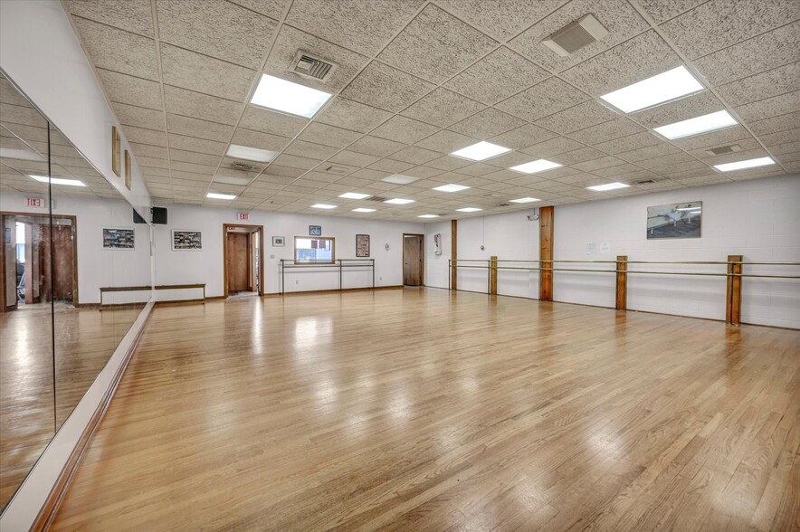 More Photos Of 170-212 N Plains Industrial Rd, Wallingford Light Manufacturing For Sale