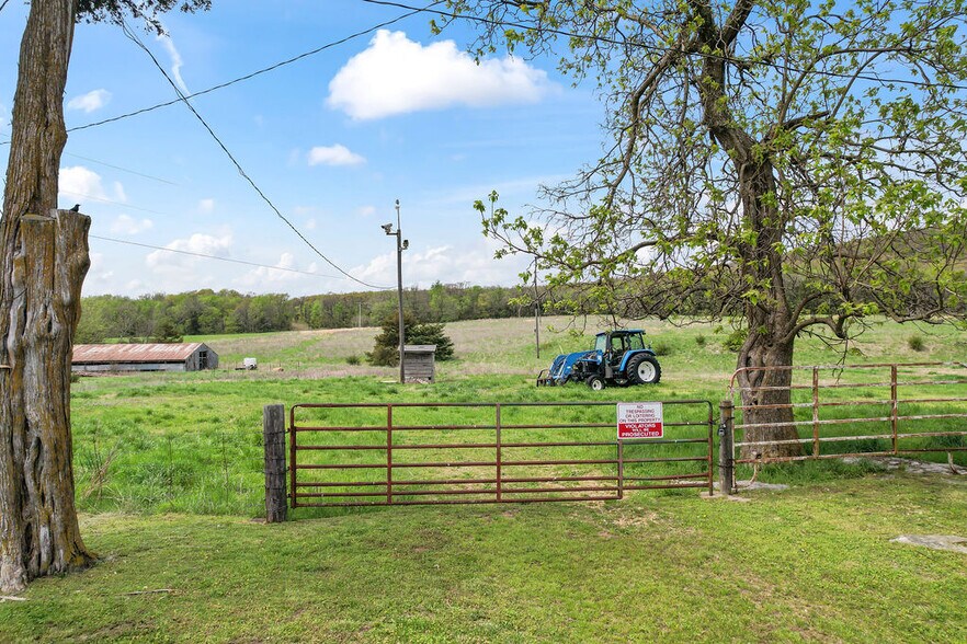 More Photos Of 10535 N Highway 59, Summers Land For Sale