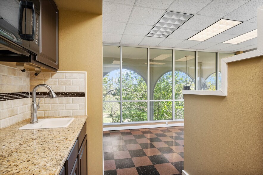 More Photos Of 8100 Broadway St, San Antonio Office For Sale