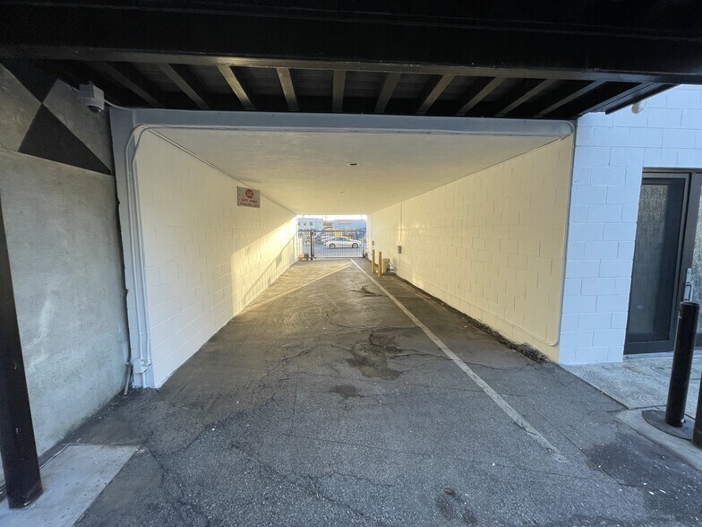 More Photos Of 2300 S Sepulveda Blvd, Los Angeles Office For Lease