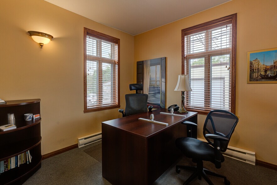 More Photos Of 415 Rue Du Village, Repentigny Office For Sale