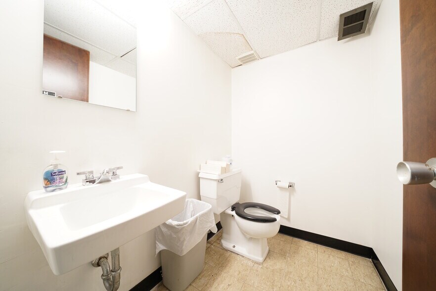 More Photos Of 18600 W 10 Mile Rd, Southfield Office For Sale