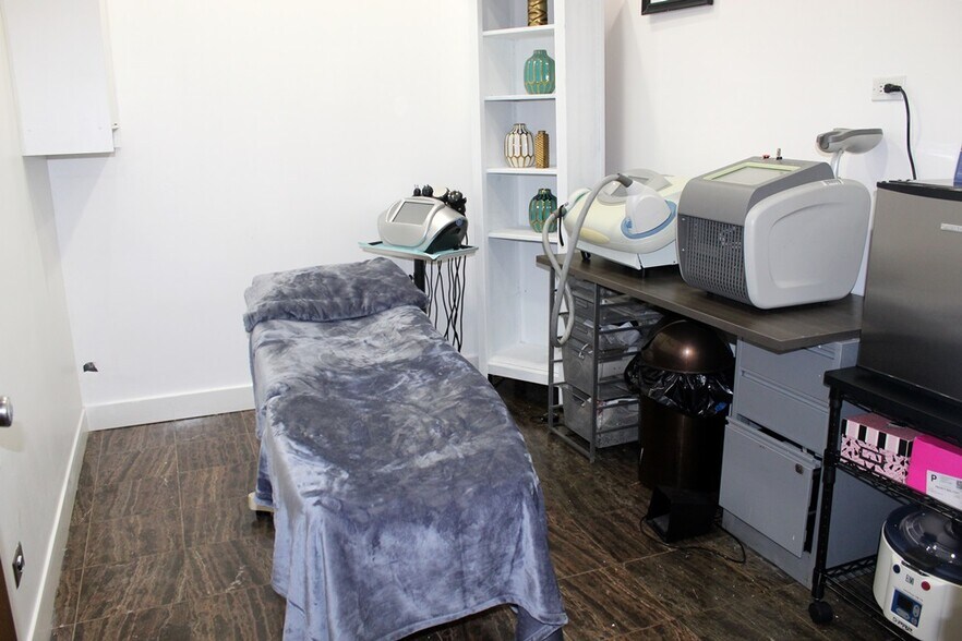 More Photos Of 1915-1917 N Damen Ave, Chicago Storefront For Sale