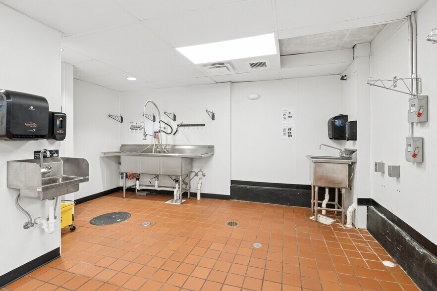 More Photos Of 8228 Oak St, New Orleans Office For Lease