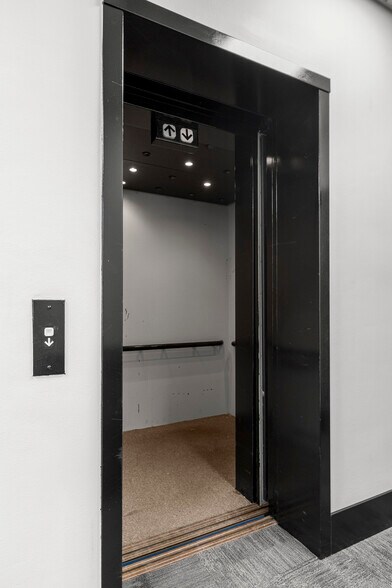 More Photos Of 15360 S Commerce Dr, Dearborn Office For Sale