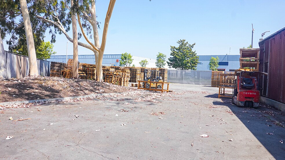 More Photos Of 6120-6140 Peachtree St, Commerce Distribution For Lease