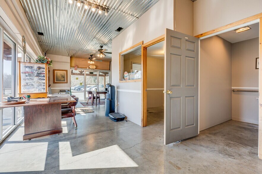 More Photos Of 710 Volunteer Pky, Bristol Storefront Retail Office For Sale