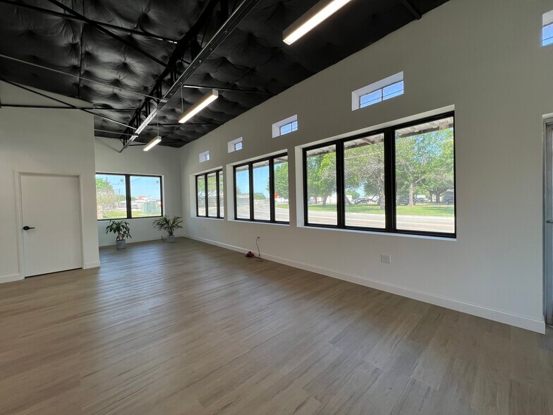 More Photos Of 420 S Bell Ave, Denton Freestanding For Lease